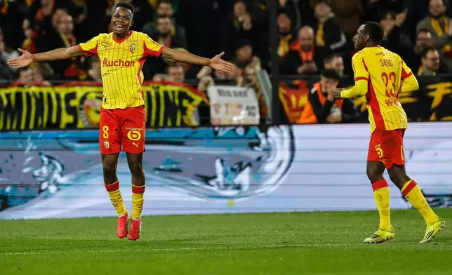 朗斯球員辛加利（Mamadou Sangare）（左）在2026年3月20日周五，法國朗斯舉行的法甲聯賽中入球後慶祝，對陣安格斯。(美聯社圖片/Jean-Francois Badias) AP圖片