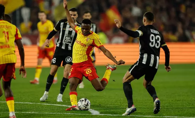 朗斯球員辛加利（Mamadou Sangare）在2026年3月20日周五，法國朗斯舉行的法甲聯賽中射門，對陣安格斯。(美聯社圖片/Jean-Francois Badias) AP圖片