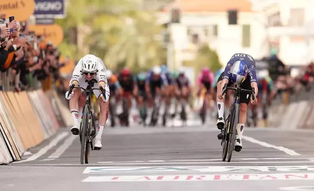 2026年3月21日，意大利帕維亞至聖雷莫的米蘭-聖雷莫單日單車精英賽（298公里）中，斯洛文尼亞車手普高查（左）衝線，領先英國車手畢確（右），贏得男子精英賽冠軍。畢確所屬車隊為派納雷洛-Q36.5職業單車隊（Pinarello-Q36.5 Pro Cycling Team）。(Massimi Paolone/LaPresse via AP) AP圖片