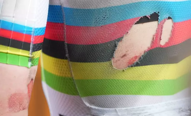 2026年3月21日，意大利帕維亞至聖雷莫的米蘭-聖雷莫單日單車精英賽（298公里）中，斯洛文尼亞車手普高查所屬的阿聯酋航空車隊XRG（UAE Team Emirates XRG）隊服細節。(Massimi Paolone/LaPresse via AP) AP圖片