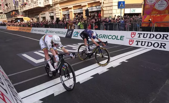 斯洛文尼亞車手塔迪普加查（Tadej Pogacar）（左）代表阿聯酋航空車隊（UAE Team Emirates XRG），在終點線前擊敗英國車手湯姆皮德科克（Thomas Pidcock）（右），贏得2026年3月21日在意大利帕維亞（Pavia）至聖雷莫（Sanremo）舉行的米蘭-聖雷莫（Milano-Sanremo）單日精英男子組單車賽（298公里）。 (美聯社圖片/Massimi Paolone/LaPresse) AP圖片