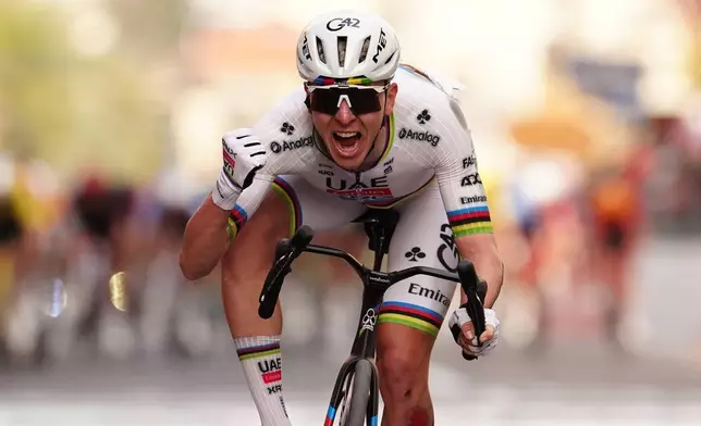 2026年3月21日，意大利帕維亞至聖雷莫的米蘭-聖雷莫單日單車精英賽（298公里）中，斯洛文尼亞車手普高查衝線後慶祝，他領先英國車手畢確，贏得男子精英賽冠軍。(Massimi Paolone/LaPresse via AP) AP圖片