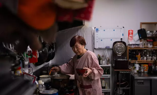 小林智子在雙葉屋旅館供應早餐期間盛味噌湯。AP圖片