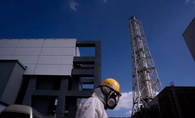 福島縣大熊町一名工人走過由東京電力公司營運的福島第一核電廠4號機組反應堆。AP圖片