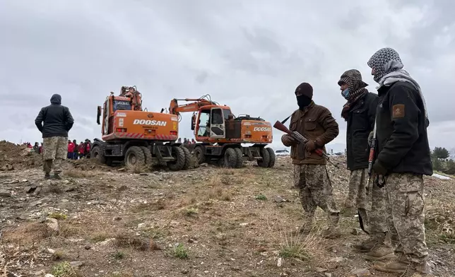 塔利班安全人員在旁戒備，推土機在阿富汗喀布爾為周一空襲戒毒醫院的遇難者挖掘墓穴，攝於2026年3月18日周三。(美聯社圖片/Siddiqullah Alizai) AP圖片