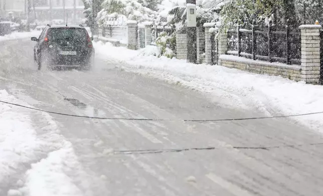 波斯尼亞比哈奇（Bihac）周五（2026年3月27日）大雪期間，電纜橫臥街上。(美聯社圖片/Edvin Zulic) AP圖片