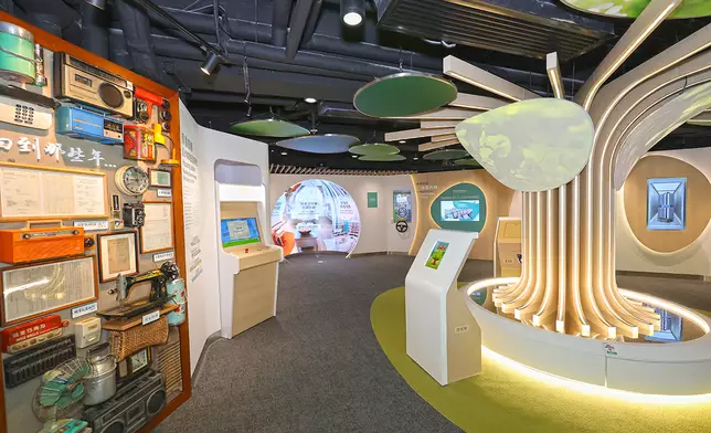 駿發花園內設有房協展覽中心，讓公眾可以分別認識香港的房屋發展、房協的工作及推廣「長者友善家居」。