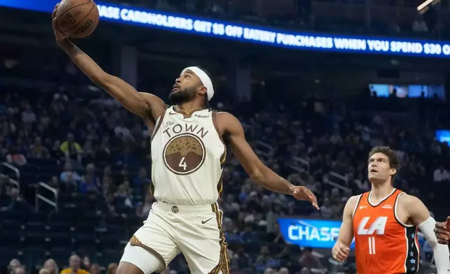 金州勇士後衛摩西斯穆迪（4號）在周一（2日）於三藩市舉行的NBA籃球賽上半場，面對洛杉磯快艇中鋒布魯克洛佩斯（Brook Lopez，11號）起手投籃。(美聯社圖片/Jeff Chiu) AP圖片