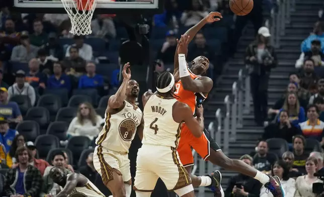 洛杉磯快艇後衛基斯鄧恩（Kris Dunn），右，在周一（2日）於三藩市舉行的NBA籃球賽上半場，在金州勇士後衛迪安東尼梅爾頓（De'Anthony Melton），左，及後衛摩西斯穆迪（4號）防守下傳球。(美聯社圖片/Jeff Chiu) AP圖片