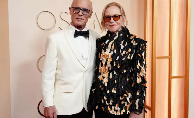 艾德哈里斯（Ed Harris）與艾美麥迪根於2026年3月15日周日，抵達洛杉磯杜比劇院出席奧斯卡金像獎頒獎禮。(美聯社圖片/Richard Shotwell/Invision) AP圖片