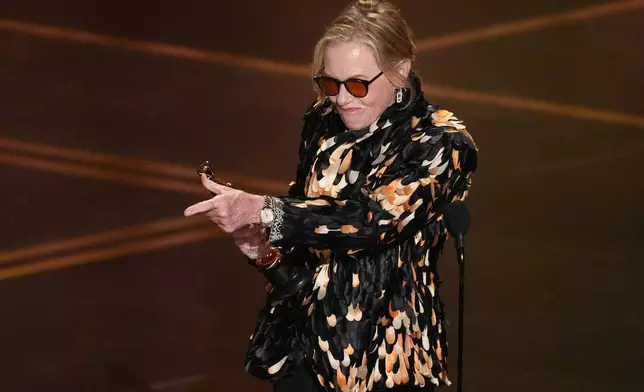 艾美麥迪根於2026年3月15日周日，在洛杉磯杜比劇院舉行的奧斯卡金像獎頒獎禮上，接受憑《凶器》奪得的最佳女配角獎。(美聯社圖片/Chris Pizzello) AP圖片