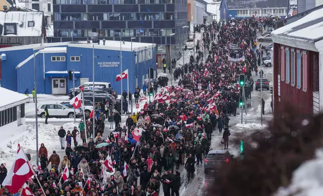 2026年1月17日（周六），一群民眾前往美國（United States）領事館，抗議總統特朗普（Donald Trump）對格陵蘭（Greenland）的政策，攝於格陵蘭努克（Nuuk）。（美聯社圖片/Evgeniy Maloletka） AP圖片
