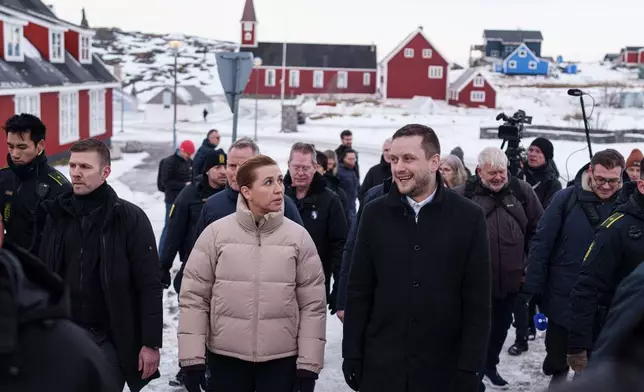 丹麥首相梅特·弗雷德里克森（Mette Frederiksen）（中左）與格陵蘭首相延斯·弗雷德里克·尼爾森（Jens-Frederik Nielsen）於2026年1月23日在格陵蘭努克（Nuuk）步行。（美聯社圖片/Evgeniy Maloletka） AP圖片