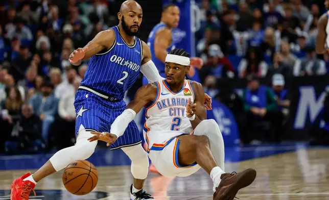 奧克拉荷馬城雷霆（Oklahoma City Thunder）後衛沙爾吉爾吉斯-亞歷山大（Shai Gilgeous-Alexander）（2號）在奧蘭多魔術（Orlando Magic）後衛傑文卡特（Jevon Carter）（2號）失足時傳球。 AP圖片