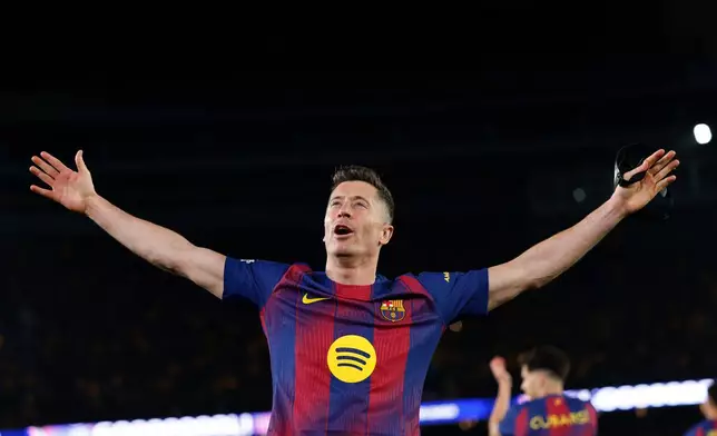 巴塞隆拿球員羅拔利雲度夫斯基（Robert Lewandowski）在歐聯十六強次回合巴塞隆拿對紐卡素的足球賽事中，射入球隊第六球後慶祝。 AP圖片