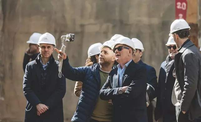 芬坎蒂尼安科納船廠團隊成員出席維京天秤號的下水儀式。 AP圖片