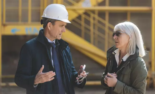 圖為維京郵輪產品執行副總裁卡琳·哈根，與維京郵輪船舶開發及建造副總裁吉斯蘭·勒馬里耶，吉斯蘭·勒馬里耶正在解釋維京天秤號的推進系統，該系統部分基於液態氫及燃料電池。 AP圖片