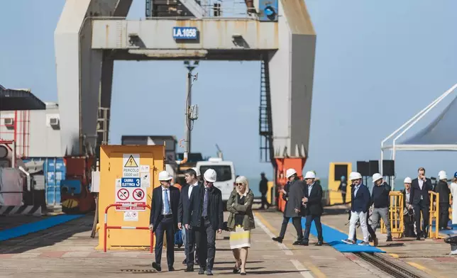 圖為維京郵輪產品執行副總裁卡琳·哈根，與維京郵輪及芬坎蒂尼團隊成員，攝於芬坎蒂尼安科納船廠舉行的維京天秤號下水儀式。 AP圖片