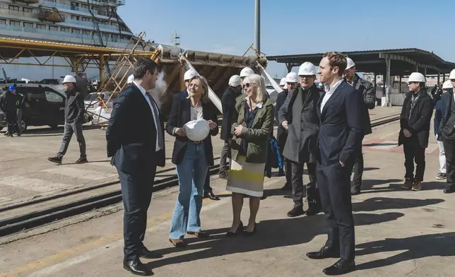 維京郵輪產品執行副總裁卡琳·哈根，與芬坎蒂尼郵輪業務副總裁兼項目經理、維京船帆號（Viking Vela）教母伊萬娜·埃利斯，攝於芬坎蒂尼安科納船廠。 AP圖片