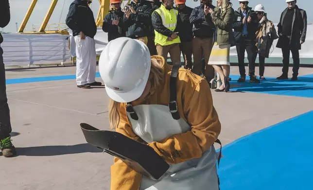 維京郵輪一位人工智能專家在下水儀式上，將儀式硬幣焊接到維京天秤號的桅杆上。 AP圖片