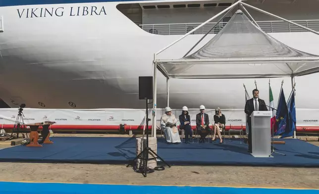 圖為下水儀式上，維京郵輪海洋客運營運高級副總裁恩里科·普魯諾托，他代表維京郵輪感謝船廠。 AP圖片