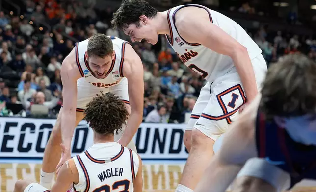 伊利諾大學前鋒大衛米爾科維奇（David Mirkovic）（0號）在2026年3月19日周四於南卡羅來納州格林維爾舉行的NCAA大學籃球錦標賽首圈下半場，與伊利諾大學後衛基頓華格拿（Keaton Wagler）（23號）慶祝。 (美聯社圖片/布林安德森 Brynn Anderson) AP圖片