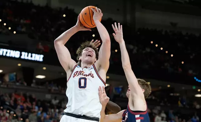 伊利諾大學前鋒大衛米爾科維奇（David Mirkovic）（0號）在2026年3月19日周四於南卡羅來納州格林維爾舉行的NCAA大學籃球錦標賽首圈上半場，對陣賓夕凡尼亞大學時尋找傳球機會。 (美聯社圖片/布林安德森 Brynn Anderson) AP圖片