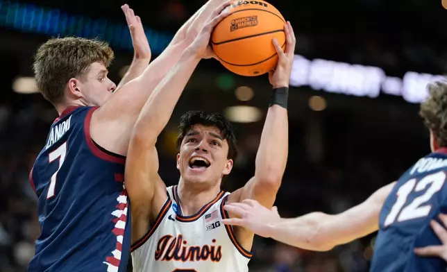 伊利諾大學後衛安德烈斯托亞科維奇（Andrej Stojakovic）（2號）在2026年3月19日周四於南卡羅來納州格林維爾舉行的NCAA大學籃球錦標賽首圈上半場，對陣賓夕凡尼亞大學後衛米高贊諾尼（Michael Zanoni）（7號）。 (美聯社圖片/布林安德森 Brynn Anderson) AP圖片