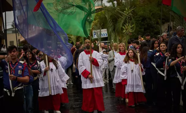 2026年3月29日周日，在黎巴嫩貝魯特的哈達特聖母教堂，信徒們在棕枝主日彌撒期間參與遊行。(美聯社圖片/Emilio Morenatti) AP圖片