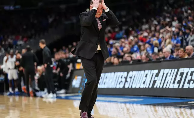 聖約翰大學（St. John's）主帥歷克皮天奴（Rick Pitino）在2026年3月27日周五，華盛頓舉行的NCAA大學籃球錦標賽甜蜜十六強（Sweet 16）對陣杜克大學（Duke）的下半場比賽中作出反應。(美聯社圖片/Abbie Parr) AP圖片