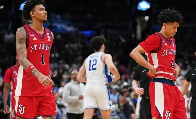 2026年3月27日周五，在華盛頓舉行的全美大學體育協會（NCAA）大學籃球錦標賽「甜蜜十六強」賽事中，聖約翰大學前鋒迪倫米曹（1號）及聖約翰大學後衛奧斯亞施拿斯（Oziyah Sellers）（4號）在不敵杜克大學後離開球場。(美聯社圖片/Abbie Parr) AP圖片
