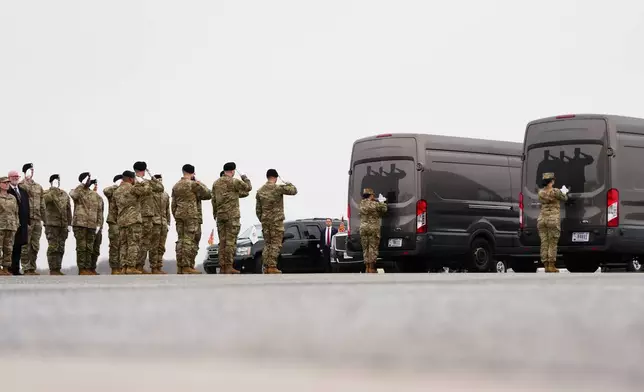 2026年3月7日周六，在特拉華州杜佛空軍基地（Dover Air Force Base）舉行的遺體移交儀式上，一支陸軍運送隊向載有美軍預備役士兵遺體的靈車敬禮。這些士兵包括來自愛荷華州印第安諾拉（Indianola, Iowa）的45歲少校傑弗里·奧布賴恩（Jeffrey O'Brien）、來自佛羅里達州冬季港（Winter Haven, Florida）的35歲上尉科迪·霍克（Cody Khork）、來自薩克拉門托（Sacramento）的54歲三級准尉羅伯特·馬爾贊（Robert Marzan）、來自明尼蘇達州白熊湖（White Bear Lake, Minnesot）的39歲一級軍士妮可·阿莫爾（Nicole Amor）、來自內布拉斯加州貝爾維尤（Bellevue, Nebraska）的42歲一級軍士諾亞·蒂特延斯（Noah Tietjens），以及來自愛荷華州西得梅因（West Des Moines, Iowa）的20歲軍士德克蘭·科迪（Declan Coady）。他們在美國與以色列（Israel）對伊朗（Iran）發動軍事行動後，於科威特（Kuwait）指揮中心遭無人機襲擊身亡。(美聯社圖片/Julia Demaree Nikhinson) AP圖片