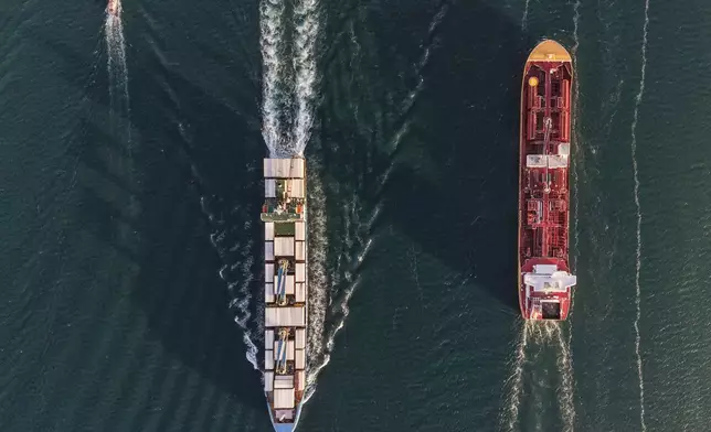 2026年3月12日周四，一艘散貨船及一艘貨船駛經巴拿馬城的巴拿馬運河。 AP圖片