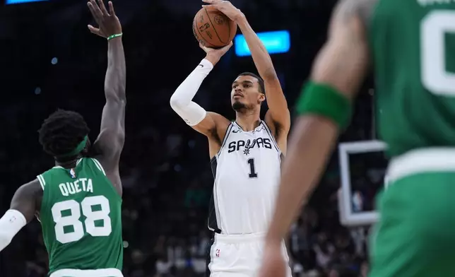 馬刺前鋒雲班耶馬（Victor Wembanyama，1號）越過塞爾特人中鋒基達（Neemias Queta，88號）投籃。 AP圖片