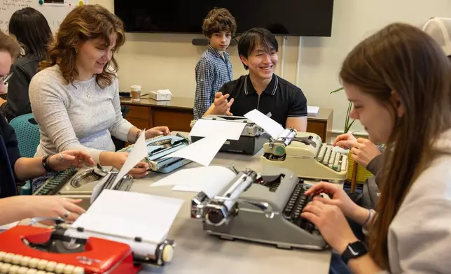 康奈爾大學二年級生拉查蓬勒特達姆隆翁（Ratchaphon Lertdamrongwong）於2026年3月20日周五，在紐約州伊薩卡（Ithaca, N.Y.），使用打字機完成德語寫作作業時，與同學一同歡笑。教授格里特馬蒂亞斯費爾普斯（Grit Matthias Phelps）每學期都會拿出打字機供學生使用。(美聯社圖片/Lauren Petracca) AP圖片