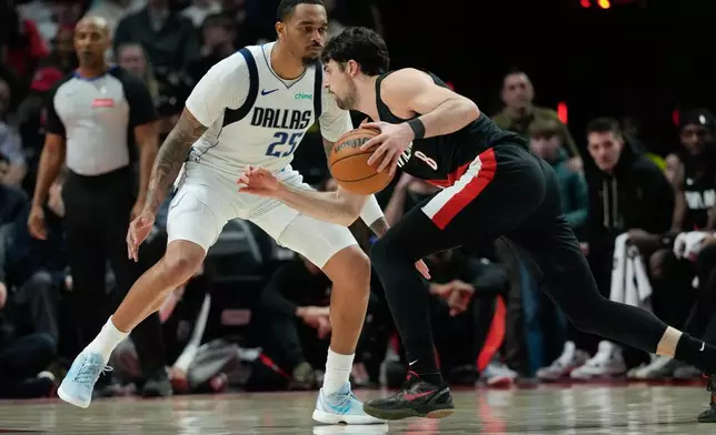 2026年3月27日周五，俄勒岡州波特蘭，NBA籃球賽上半場，波特蘭拓荒者前鋒丹尼·艾夫迪亞（Deni Avdija）運球突破達拉斯獨行俠前鋒P.J. 華盛頓（P.J. Washington）。（美聯社圖片/Jenny Kane） AP圖片