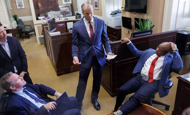 參議院多數黨領袖約翰圖恩（John Thune）（中）周六（2026年3月21日）在華盛頓國會山莊舉行記者會前，與參議員喬恩赫斯特（Jon Husted）及參議員添史葛（Tim Scott）私下交談。(美聯社圖片/Tom Brenner) AP圖片