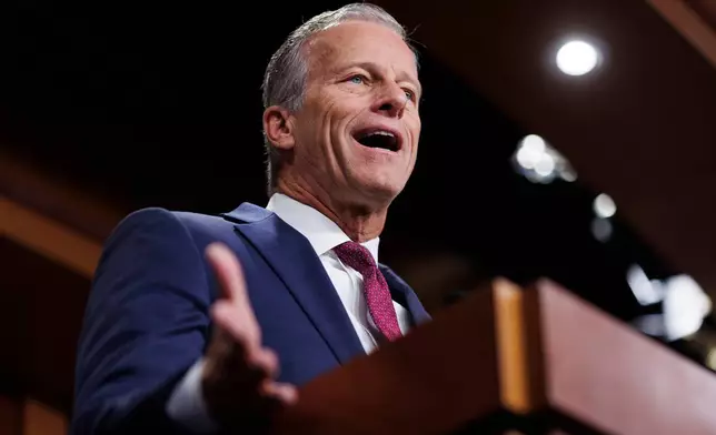 參議院多數黨領袖約翰圖恩（John Thune）周六（2026年3月21日）在華盛頓國會山莊舉行記者會時發言。(美聯社圖片/Tom Brenner) AP圖片