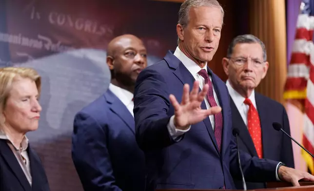 參議院多數黨領袖約翰圖恩（John Thune）周六（2026年3月21日）在華盛頓國會山莊舉行記者會時發言。(美聯社圖片/Tom Brenner) AP圖片