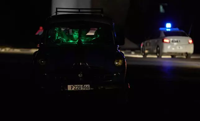 2026年3月21日周六，古巴哈瓦那（Havana）停電期間，人們在黑暗中於車內等候。(美聯社圖片/Ramon Espinosa) AP圖片