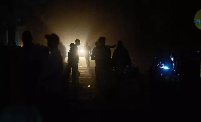 2026年3月21日周六，古巴哈瓦那（Havana）停電期間，人們在黑暗的街道上行走。(美聯社圖片/Ramon Espinosa) AP圖片