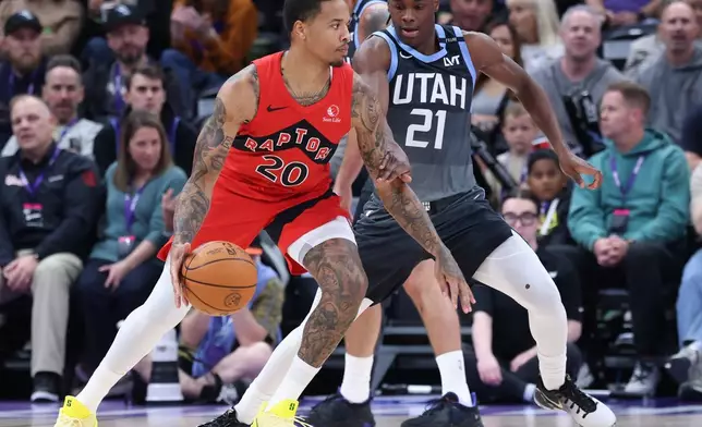 多倫多速龍後衛富爾茨（Markelle Fultz）（20號）在2026年3月23日周一於鹽湖城舉行的一場NBA籃球賽上半場，運球面對猶他爵士後衛姆賓（Bez Mbeng）（21號）。(美聯社圖片/Rob Gray) AP圖片