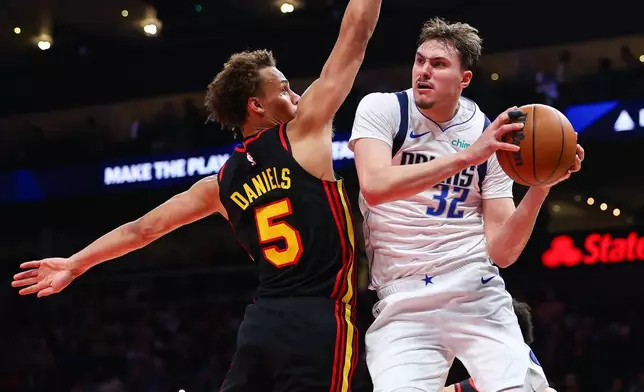 獨行俠前鋒費格（Cooper Flagg）面對鷹隊後衛丹尼爾斯（Dyson Daniels）持球切入。AP圖片