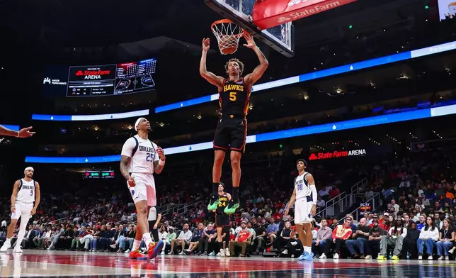 鷹隊後衛丹尼爾斯（Dyson Daniels）面對獨行俠前鋒華盛頓（P.J. Washington）及後衛基斯堤（Max Christie）入樽。AP圖片