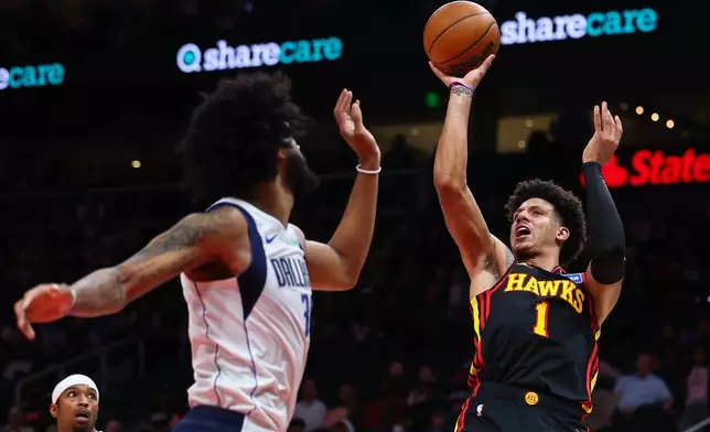 鷹隊前鋒莊遜（Jalen Johnson）面對獨行俠前鋒巴格利（Marvin Bagley III）起手。 AP圖片