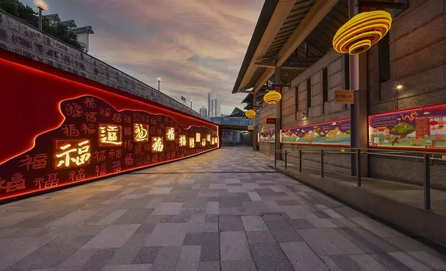 領展黃大仙中心匠心打造《福牆》，匯聚社會各界108位共創者親筆揮毫「福」字墨寶，以藝術凝聚城市溫度