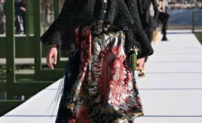 一名模特兒展示Christian Dior 2026-2027秋冬女裝系列作品，該系列於周二（3月3日）在巴黎發布。(美聯社圖片/Emma Da Silva) AP圖片