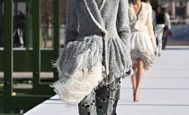 一名模特兒展示Christian Dior 2026-2027秋冬女裝系列作品，該系列於周二（3月3日）在巴黎發布。(美聯社圖片/Emma Da Silva) AP圖片