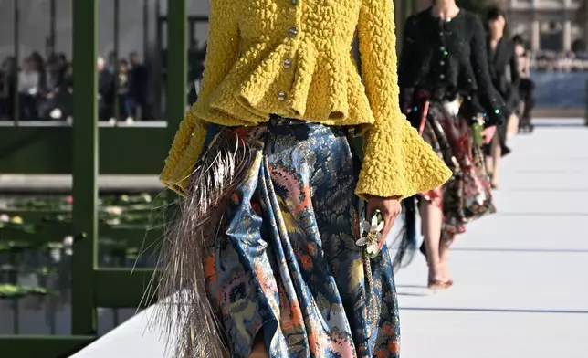 一名模特兒展示Christian Dior 2026-2027秋冬女裝系列作品，該系列於周二（3月3日）在巴黎發布。(美聯社圖片/Emma Da Silva) AP圖片