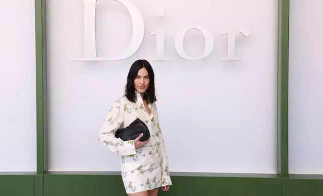 Alexa Chung抵達Christian Dior 2026-2027秋冬女裝系列發布會時擺姿勢讓攝影師拍照，該系列於周二（3月3日）在巴黎發布。(美聯社圖片/Tom Nicholson) AP圖片